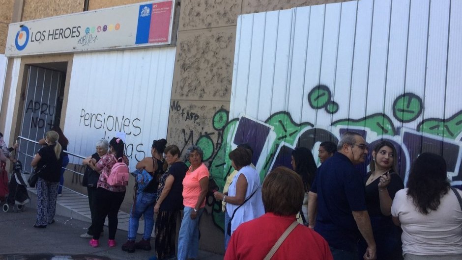 Cientas de personas se aglomeraron afuera de la caja de compensación Los Héroes. (Fotos: Wendy Lucena). 