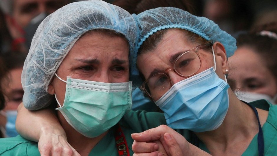 Esfermeras conmocionadas por la pandemia del coronavirus en Leganés, España. (Foto: Reuters).