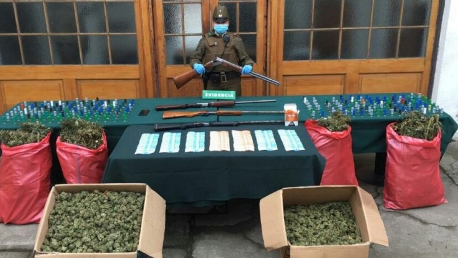 El OS7 de Carabineros logró decomisar 35 kilos de marihuana y armamento. (Fotos: @Carab_Maule). 