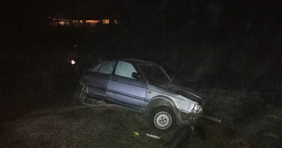El vehículo, por razones que se investigan volcó a un costado de la carretera (Foto: Maule Virtual)