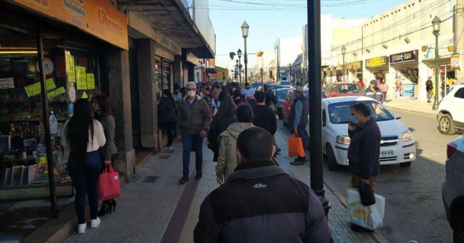 Las calles del centro de Talca se han mantenido con alta afluencia de personas, pese a los llamados a quedarse en casa. (Foto: Camila Barrueto/Contexto)