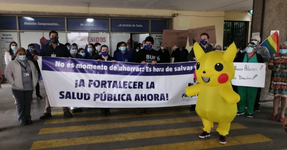 Una de las manifestaciones se vivió esta mañana a las afueras del Hospital Base de Linares (Foto: Patricio Tapia)