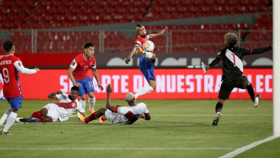 Arturo Vidal anotando el segundo gol frente a Perú. (Foto: @LaRoja). 