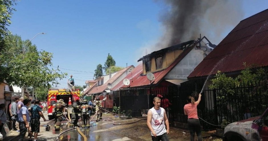 Bomberos de Linares acudió hasta el lugar para atender la emergencia y controlar las llamas que afectó la vivienda.
