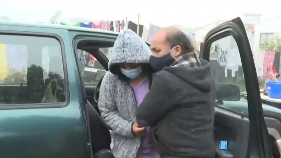 La víctima siendo ayudada por su padre. (Foto: Captura de pantalla de CHV). 